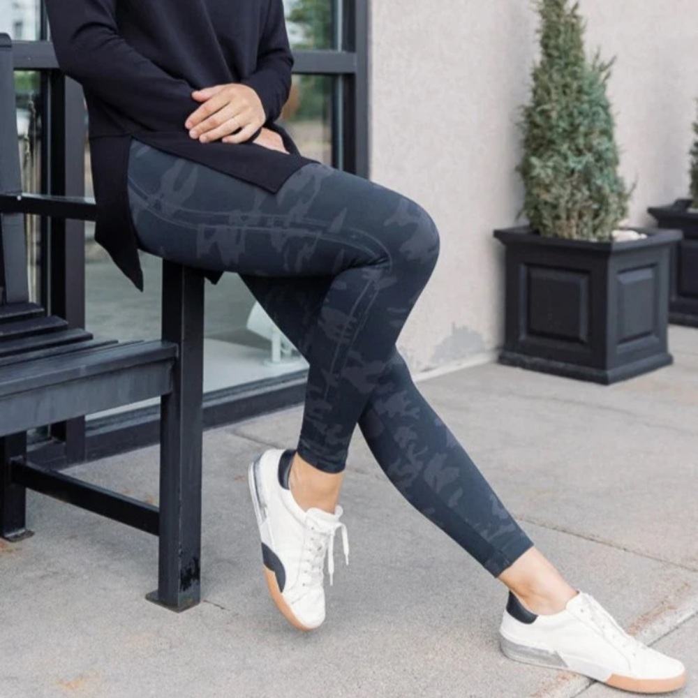 SPANX LOOK AT ME NOW BLACK CAMO LEGGING - Picture 2 of 13